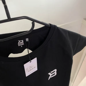Better bodies top - Svart top från better bodies. Öppen rygg. Aldrig använt, lapp finns kvar. Köpt på betterbodies. Köparen står för frakt.