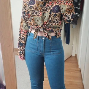 70-tal stil flared jeans - Nästan som nya, tyvärr sitter dem för låg för mig och jag ville ha högmidjade istället. Storlek är W27 (EU 36/38) varumärke är Vila.