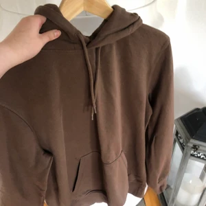 Hoodie - En snygg brun hoodie som tyvärr aldrig kommer till användning! Strl M (herr storlek)