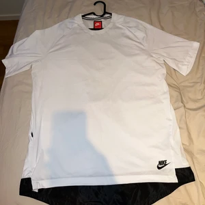 Nike T-shirt - Aldrig använt den, storlek L. Säljer den för 100kr. Den har en liten zip ficka på sidan också