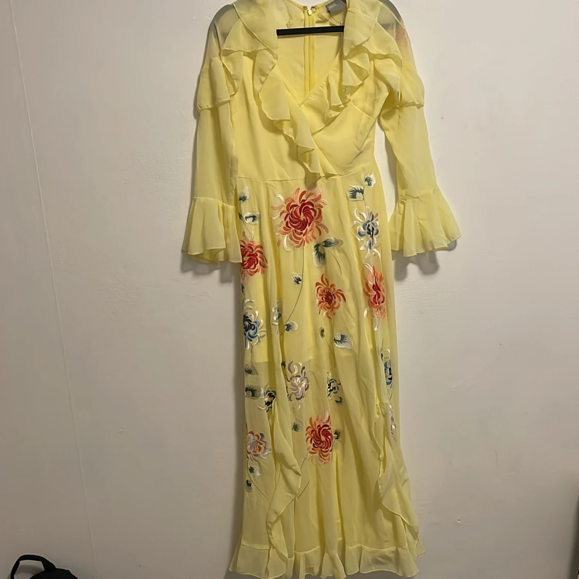 Gul blommig maxiklänning