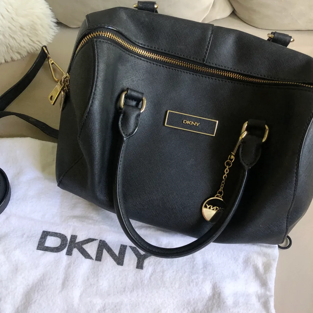 Väska från DKNY i jättefint skick. Köpt för ca 1500-2000 kr och säljs för 500 kr 🤍 långt band ingår också om man vill använda den som en axelremsväska.. Väskor.