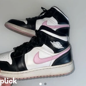 Jordans 1 - Söker dessa skor är det någon som kan sälja under 700 så kan jag kanske köpa i storlek 36-36,5