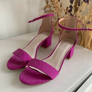 🌺💜Lila sommarklackar💜🌺 - Superfina till sommarfestligheter och perfekt höjd tycker jag. Klackarna är från Primark. Säljer för 150 kr!
