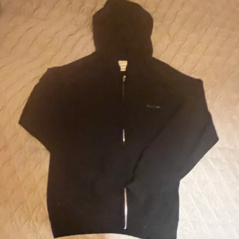 Säljer denna svarta zip hoodie från urban outfitters! Använt denna några gånger och den kostade 300kr i nypris🙃 Köparen står för frakt🥰. Hoodies.