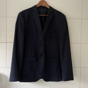 Kostymer från Selected Homme - Säljer 2 kostymer från Selected Hommes i Marinblått! Dåligt ljus på bilderna men om intresserad så fixar jag bättre bilder! Första kostymen är Kavajen i Storlek 48EU och den andra i Strlk 44EU. Kostymbyxorna är i Strlk 46EU och dlm andra i Strlk 44EU