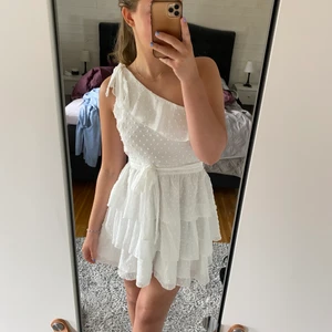 Studentklänning från SHOWPO - Säljer denna student/skolavslutningsklänning från Showpo då jag beställde 2 olika och behöll den andra! Oanvänd och lappen sitter kvar💗 Den är i svenska storlekar en 38 men det går att knyta i midjan och vid axeln så den passar även mig som har 36 i toppar annars! 💘