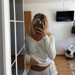 Stickad tröja - Säljer denna vita stickade tröja från Vero Moda. Endast använd ett fåtal gånger och i jättefint skick🌸skriv vid intresse! Köparen står för frakten🍓