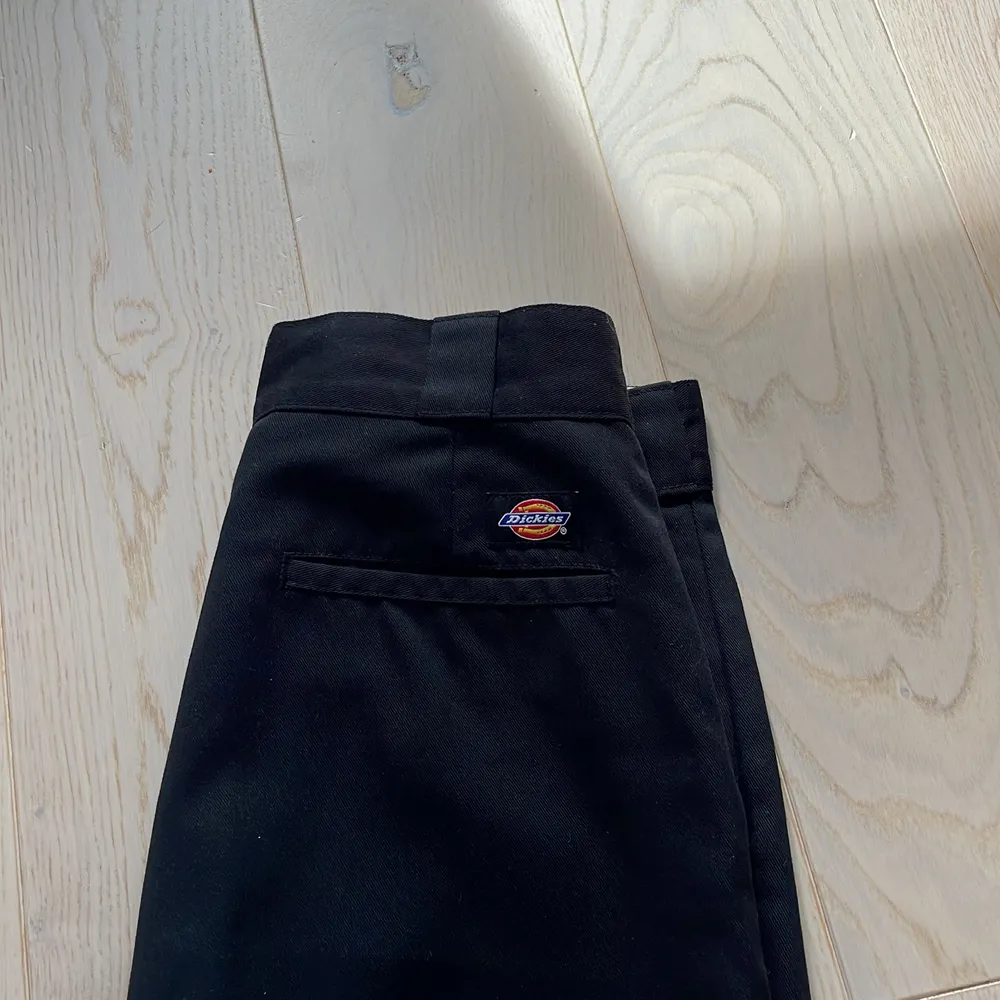 Säljer min Kostymbyxor från dickies! Dom är använda några få gånger men säljer dom pågrund av att dom blivit för stora, Dom är väldigt fina och hela!😊 . Jeans & Byxor.