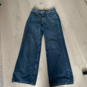Jeans  - Hej! Säljer ett par jätte fina utsvängda jeans som är från hm använda några få gånger är fina i materialet och passform, tyvärr så är dom för stora för mig så säljer vidare dom till någon som kan bära dom bättre😊