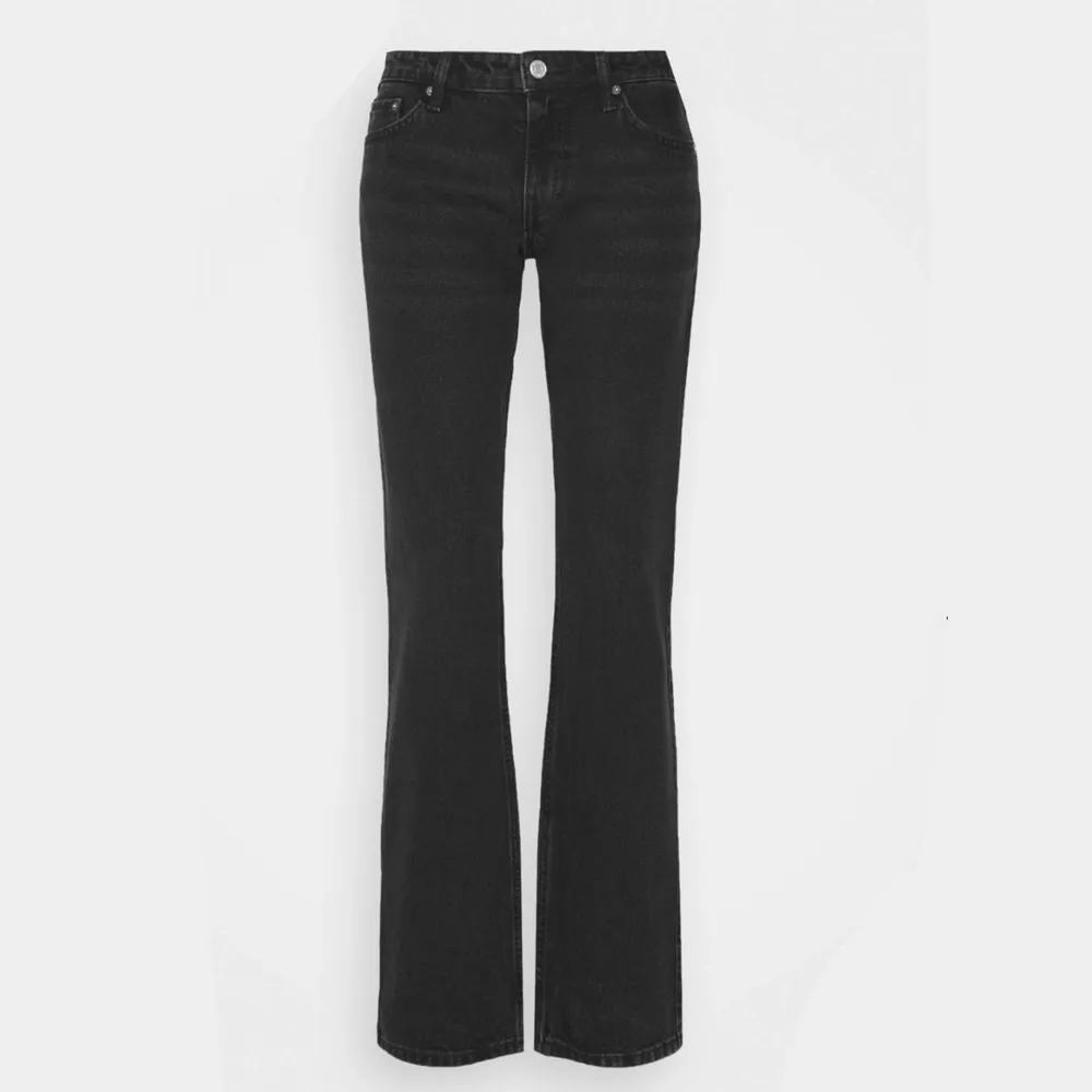 Säljer dessa svarta lådmidjade jeans från weekday i modellen arrow! . Jeans & Byxor.