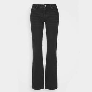 Säljer dessa svarta lådmidjade jeans från weekday i modellen arrow! 
