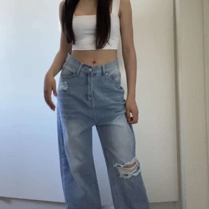 Baggy blå jeans  - Säljer dessa blå baggy jeans för 199kr. Jeansen är helt nya, de är för stora för mig som du kan se. Jeansen är storlek M-L. ❤️❤️ 