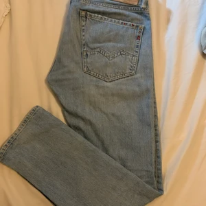Ljusa jeans från Replay - Ljusa jeans från Replay, herrmodell, storlek 31, i bra skick