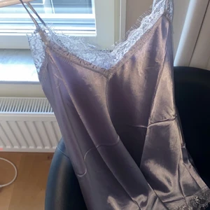 Silkes nattlinne - Jättegulligt silkes nattlinne med spets vid bysten och längst ner. Storlek Small men passar både S och M. Väldigt skönt material och känns väldigt lyxigt och fint✨🥰