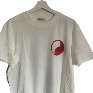 Our Legacy Space Delicious T-Shirt - Our Legacy Salsa Di Pomodoro La Salsa T-Shirt        Storlek 48                                                                                  Print fram och bak