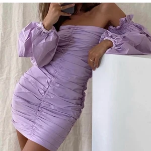 Lila klänning  - Helt ny klänning från Gina, storlek 34. 