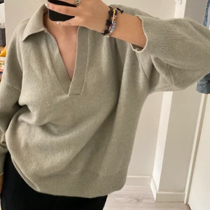 Stickad tröja - Säljer denna skitfina tröjan från H&M. Den är använd en gång så helt nyskick. Hör av er vid frågor eller fler bilder:) frakten tillkommer!😇😇