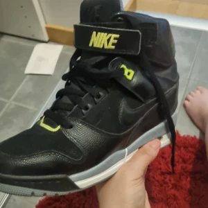 Nike air max  - Ett par Nike air max i mint kondition använd max 4 gånger alltså som nya! Köpta för 1700. Lyser neon grönt i mörker på de gröna detaljer som finns på skorna. 