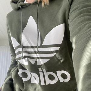 Adidas hoodie  - Grön hoodie från Adidas. Aldrig använd!❤️