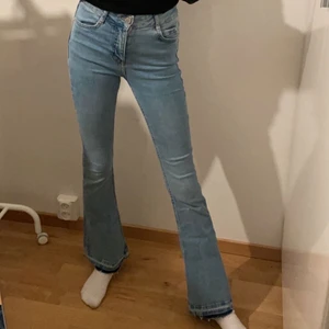 Gina Tricot Jeans  - Säljer dessa jeansen från Gina Tricot, de är bootcut. (Har sprätt upp de längst ner vid byxorna) säljer för 130kr+66krfrakt☺️💓