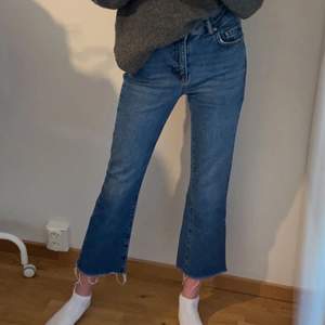 Säljer dessa jeansen från Gina Tricot, säljer eftersom de är för korta för mig🤍 Stl 34, 129kr+66kr frakt😆