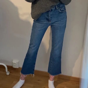 Mörkblåa Jeans  - Säljer dessa jeansen från Gina Tricot, säljer eftersom de är för korta för mig🤍 Stl 34, 129kr+66kr frakt😆