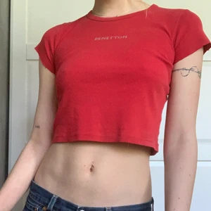 Babytee - Röd topp från benetton med rhinestones.