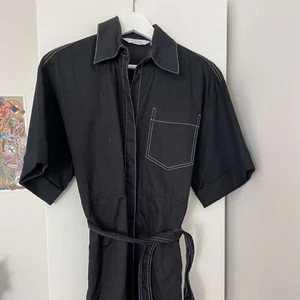 Svart skjortklänning - Svart skjortklänning med vita sömmar från & other stories! Knappt använd och är o perfekt skick!🖤