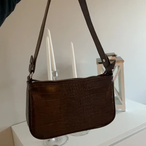 Brun väska  - Jättefin brun baguette väska från Kappahl som tyvärr inte kommer till användning längre. Köparen står för frakten💓💓