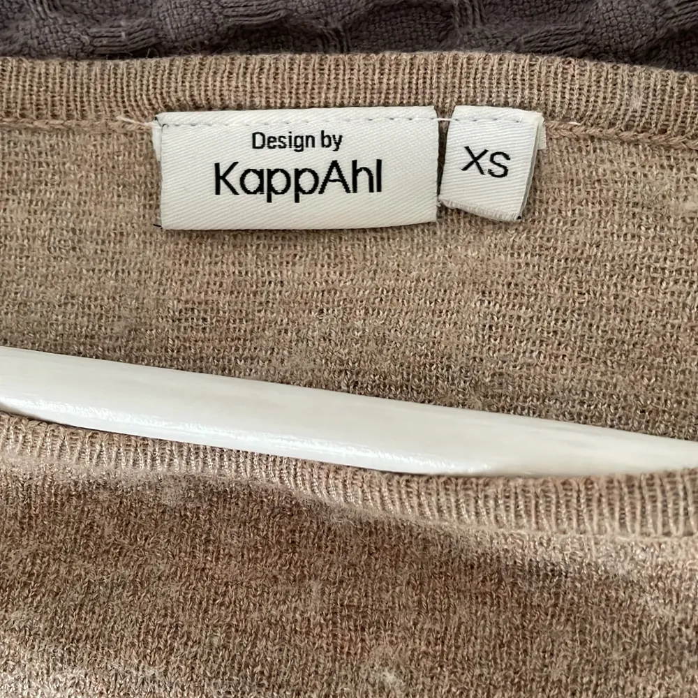 En superfin stickad beige tröja från Kappahl i XS🫶🏼 (croppad). Stickat.