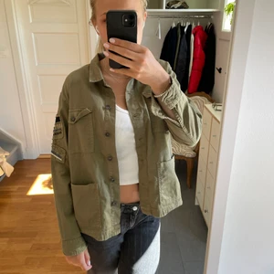 Grön jacka - Grön tunn jacka från Lindex. Perfekt till våren och sommaren. Många intresserade, startar därflr en budgivning❤️kommer posta jackan direkt på lördag när budgivningen är klar