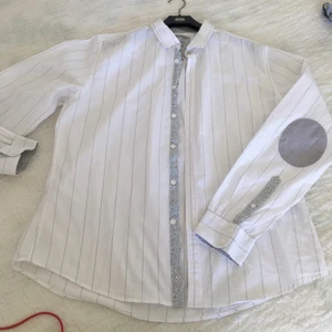 Skjorta  - Man skjorta Springfield ,storlek XL. Ni kan skriva om ni vill att jag meter skjorta .har inte använd skjorta.helt ny och har legat bara i skåpet 