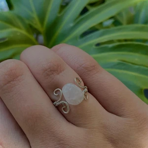 Rosenkvarts ring av silver - 𝐽𝑢𝑠𝑡 𝑑𝑒𝑛𝑛𝑎 𝑟𝑖𝑛𝑔 𝑎̈𝑟 𝑙𝑖𝑡𝑒𝑛 𝑠𝑡𝑜𝑟𝑙𝑒𝑘 12，5／13 𝑠𝑘𝑢𝑙𝑙𝑒 𝑗𝑎𝑔 𝑡𝑖𝑝𝑝𝑎. 𝑀𝑒𝑛 𝑘𝑎𝑛 𝑔𝑜̈𝑟𝑎 𝑒𝑛 𝑙𝑖𝑘𝑎𝑑𝑎𝑛 𝑖𝑓𝑎𝑙𝑙 𝑠𝑡𝑜𝑟𝑙𝑒𝑘𝑒𝑛 𝑖𝑛𝑡𝑒 𝑠𝑘𝑢𝑙𝑙𝑒 𝑝𝑎𝑠𝑠𝑎ఌ  𝚁𝚘𝚜𝚎𝚗𝚔𝚟𝚊𝚛𝚝𝚜 𝚊̈𝚛 𝚎𝚗 𝚔𝚛𝚒𝚜𝚝𝚊𝚕𝚕 𝚏𝚘̈𝚛 𝚔𝚊̈𝚛𝚕𝚎𝚔𝚎𝚗 𝚝𝚒𝚕𝚕 𝚘𝚜𝚜 𝚜𝚓𝚊̈𝚕𝚟𝚊. 𝙳𝚎𝚗 𝚕𝚞𝚐𝚗𝚊𝚛 𝚘𝚜𝚜 𝚘𝚌𝚑 𝚐𝚎𝚛 𝚘𝚜𝚜 𝚝𝚛𝚘̈𝚜𝚝. 𝙳𝚎𝚗 𝚜𝚝𝚘̈𝚍𝚓𝚎𝚛 𝚘𝚜𝚔𝚞𝚕𝚍𝚜𝚏𝚞𝚕𝚕𝚑𝚎𝚝, 𝚜𝚊̊𝚛𝚋𝚊𝚛𝚑𝚎𝚝 𝚘𝚌𝚑 𝚝𝚒𝚕𝚕𝚒𝚝. 𝙳𝚎𝚗 𝚐𝚎𝚛 𝚘𝚜𝚜 𝚔𝚊̈𝚛𝚕𝚎𝚔 𝚞𝚝𝚊𝚗 𝚟𝚒𝚕𝚔𝚘𝚛 𝚘𝚌𝚑 𝚔𝚛𝚊𝚟.  𝕊𝕥𝕛𝕒̈𝕣𝕟𝕥𝕖𝕔𝕜𝕖𝕟: 𝑠𝑘𝑜𝑟𝑝𝑖𝑜𝑛𝑒𝑛 ♏︎ 𝕄𝕒̊𝕟𝕒𝕕𝕤𝕤𝕥𝕖𝕟: 𝕠𝕜𝕥𝕠𝕓𝕖𝕣 ℂ𝕙𝕒𝕜𝕣𝕒: 𝕙𝕛𝕒̈𝕣𝕥𝕒, 𝕟𝕒𝕧𝕖𝕝 𝕠𝕔𝕙 𝕓𝕒𝕤 
