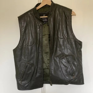 Skinnväst - Skit snygg skinnväst, står XL men sitter lite löst på mig med storlek M. Äkta skinn. Säljer pga för lite användning och inte riktigt min stil längre. 