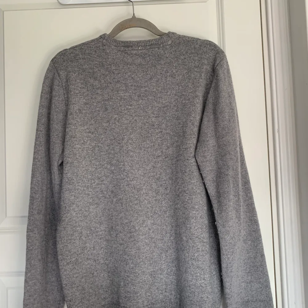 en grå sweatshirt från bondelid, herrmoden i stolek XL. väldigt fint skick. nypris 600.. Stickat.