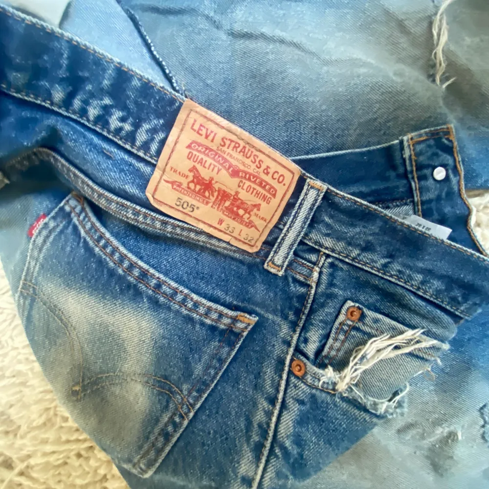 Säljer mina vintage Levis Jeans, modell 505, bra skick, storlek: W: 33, L: 32, pris 1000kr  Förlåt för dålig bild, övre kamera sönder så måste använda zoom 0,5x, skriv om ni vill ha tydligare bilder :) . Jeans & Byxor.