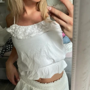 Vit topp - Säljer denna vita gulliga topp som jag inte minns vart jag köpt. Så fin och inte använd många gånger, 80kr stl 34💛