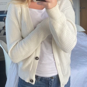 Stickad kofta - En mysig stickad kofta i en krämvit färg