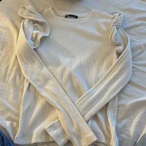 Fin tröja - Långarmad tröja med volanger. Från zara använde några gånger inga fläckar eller sönder nånstans super fin tröja💞💞