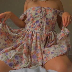 Cider Klänning - Extremt fina klänning från Cider i storlek M. Endast prövad! Köpte fel storlek och hann inte lämna tillbaka den tyvärr :(  Den har även inbyggda vita shorts under kjolen!  Kan diskutera pris och frakt då jag vill bli av med den så fort som möjligt!! 🌸💕