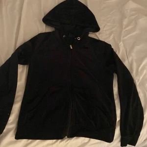 Ginatricot - En svart kofta från Gina med sköna ärmar. Använt ett få tal gånger så ganska så nu💕