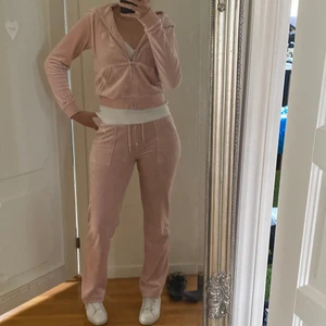 Juicy set - Otroligt bra skick, en liten fläck dock men det går att täcka över med textilfärg har bara inte haft tid eller ork. Därav en prissänkning på 600kr som ersättning för texilkostnadeena och den lilla fläcken. Är 173 setet passar perfekt