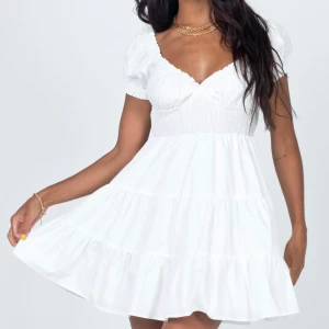 Vit klänning - Denna vita fina klänning säljs. Beställdes från USA och kostade 550 kr. Alldrig använd endast provad. Bra material och fin. Finns mer vita klänningar ifall ni går in på min profil. Skriv gärna ifall ni har frågor eller är intresserad😊