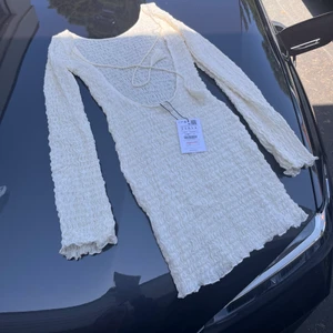 Oanvänd klänning  - Strandklänning eller vanlig sommarklänning från Pull&BearBear med prislapp kvar. Jag är 175!