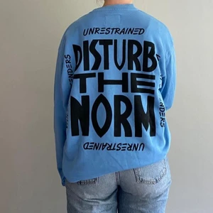 Sweatshirt-vailent - (Tryck inte ”köp nu” skriv istället till oss) Ljusblå oversize sweatshirt i streetstyle. Använd ett fåtal gånger. Du betalar frakten själv:)💕