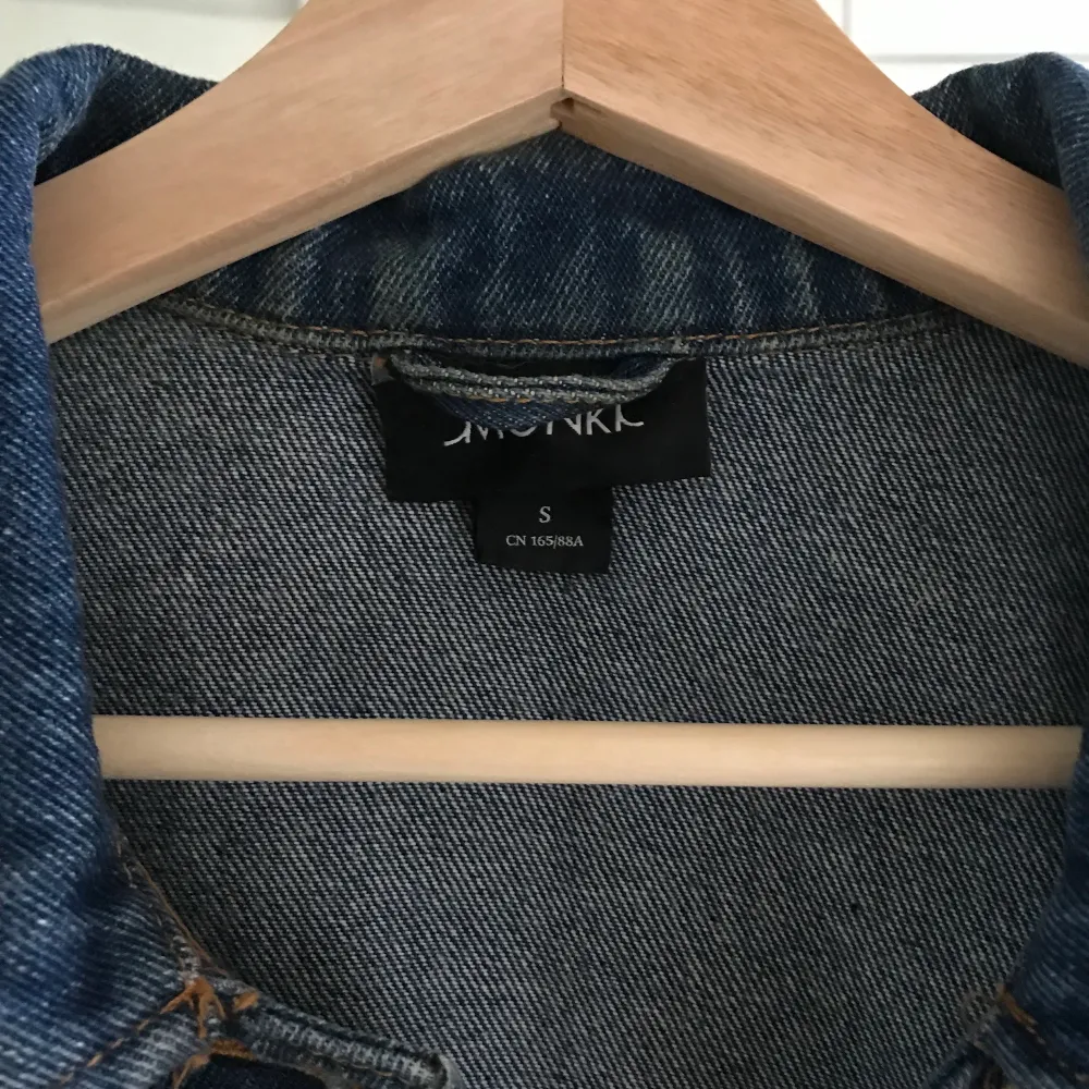 Säljer denna blåa jeansjacka från monki i strl S. Sitter oversize på mig som brukar ha storlek S/XS. Perfekt nu till hösten och passar till mycket. Använd, men fortfarande i fint skick. . Jackor.