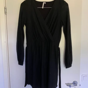 svart klänning - svart klänning som man kan knyta i midjan, bra skick!