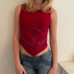 Röd topp  - Snygg röd topp med tryck på, passar både S/M💕 40 kr + frakt💕