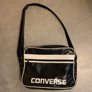 Converse väska köpt second hand, lite sliten men funkar utan problem :) Mycket utrymme, perfekt för att ha dator i.
